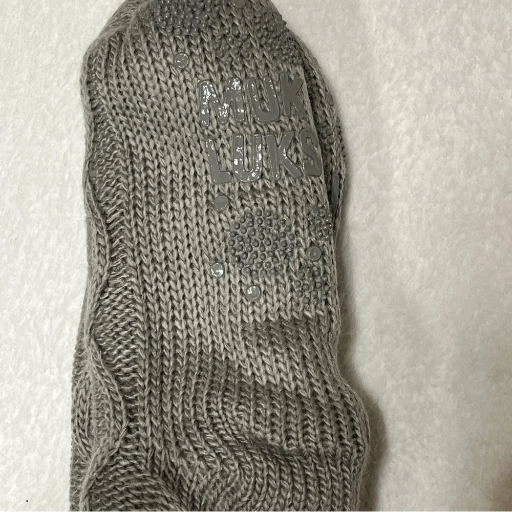 Muk Luks Women’s Pom Pom Cabin Knit Socks Gray Size L/XL 8–11 NWT